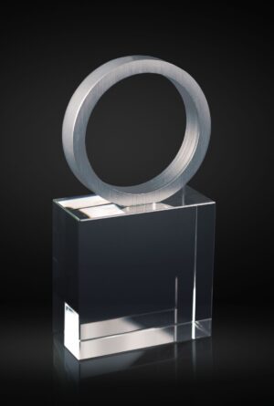 Trofeo de cristal bloque con aro de aluminio