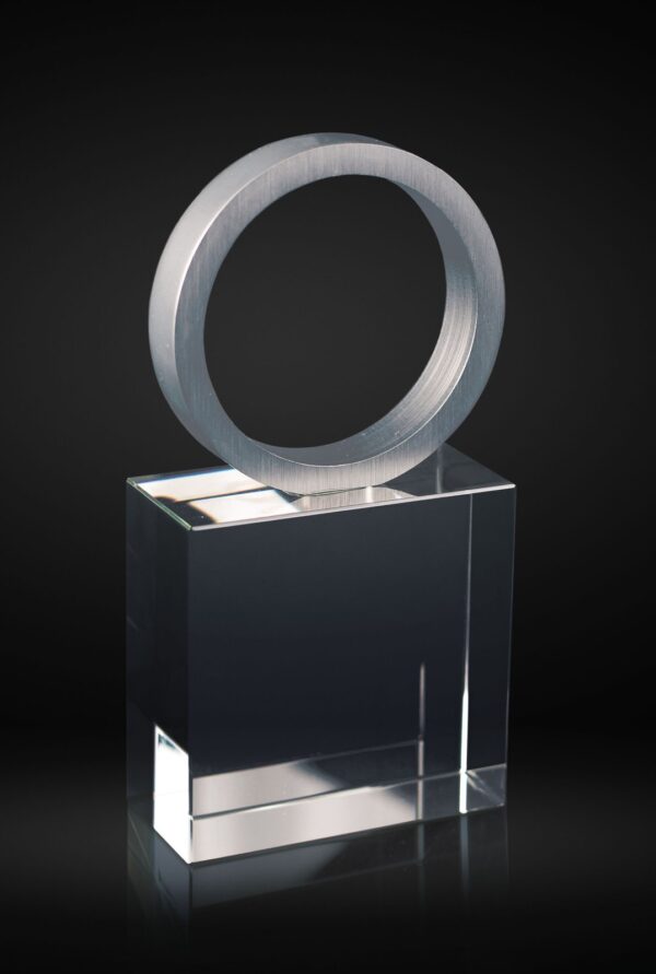 Trofeo de cristal bloque con aro de aluminio