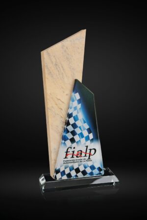 Trofeo de piedra y cristal con corte oblicuo