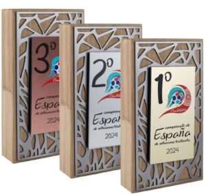 Trofeo de madera con metal calado