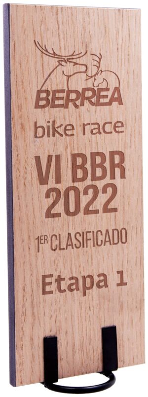 Trofeo de madera con soporte negro y pinzas