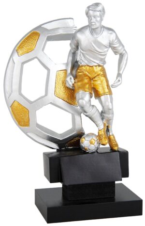 Trofeo de resina futbolista en regate con balón