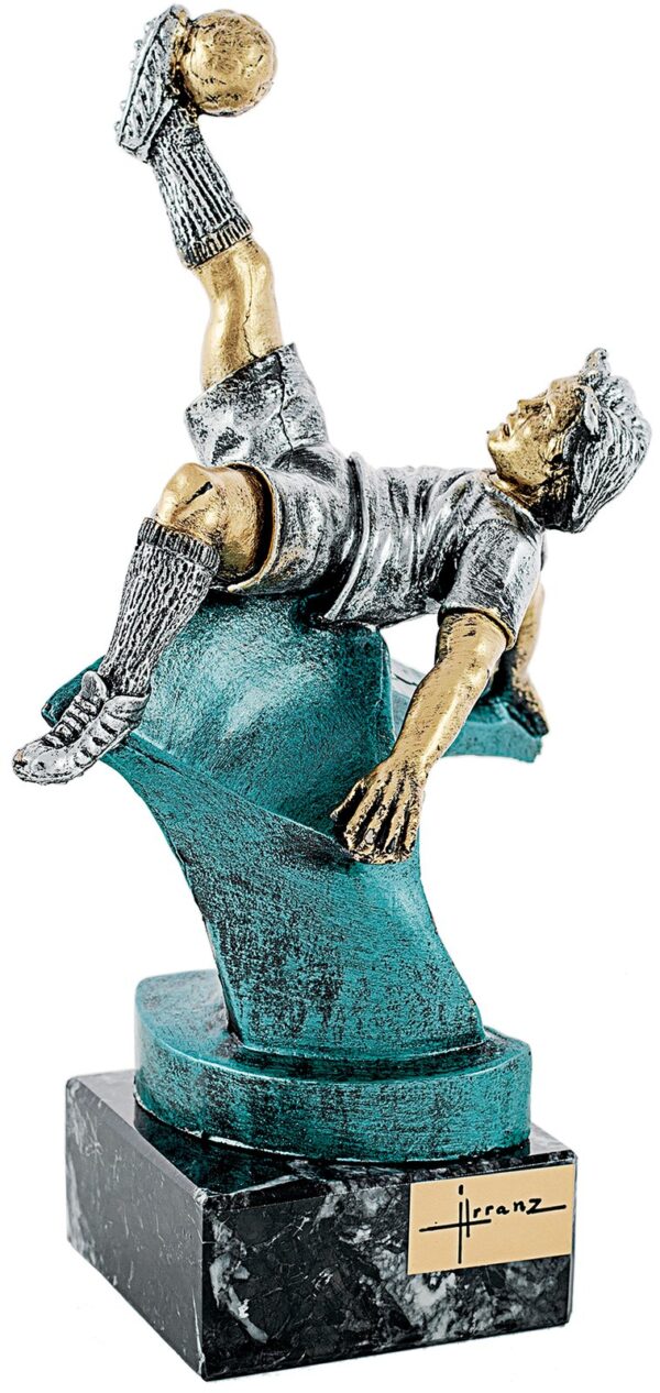 Trofeo de resina futbolista en chilena
