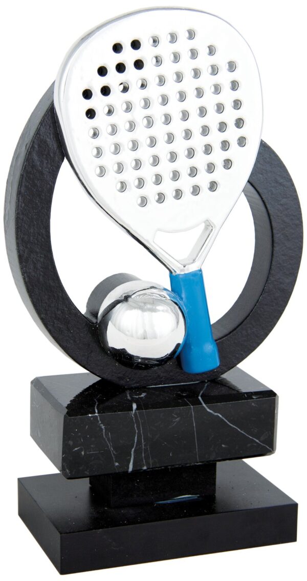 Trofeo de resina raqueta y pelota de pádel sobre soporte oval