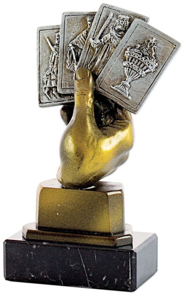 Trofeo de resina mano sujetando cartas con base