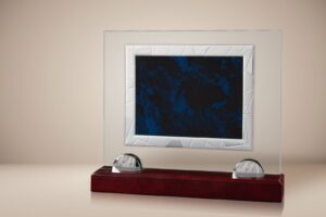 Placa de cristal con soportes plateados